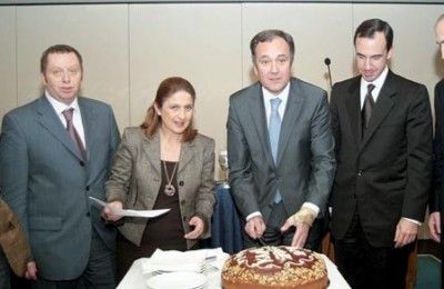 Aristotelis Thomopoulos, president of the Thessaloniki Hotels Association (center), during the association’s annual pita cutting ceremony at the Holiday Inn hotel in Thessaloniki. During the ceremony the customer satisfaction survey of hotels in Thessaloniki was presented.