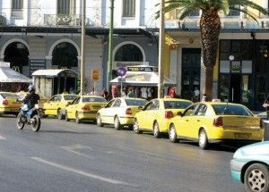 Greek taxi owners and drivers are protesting against the government’s proposed law to liberalize the taxi sector and lift all restrictions on the number of licenses issued.