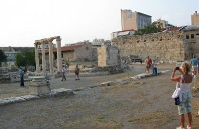 The Panhellenic Union of Antiquities Guard Employees refused to apply the temporary summertime schedule announced by the Culture and Tourism Ministry.