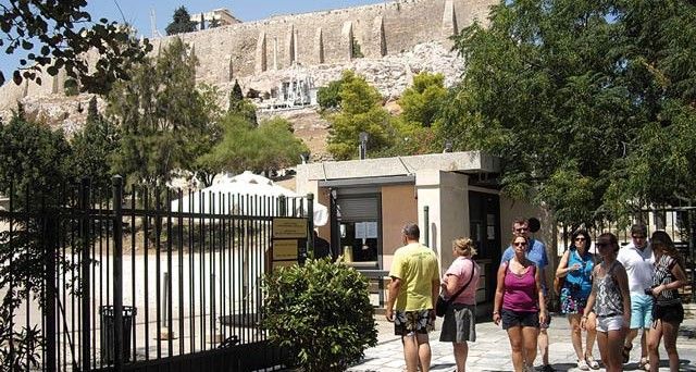 In early August the Education, Religions, Culture and Sport Ministry announced the official extension of opening hours for Greek museums and archaeological sites for the summer season (May-October), following the hiring of seasonal staff to carry out double shifts.