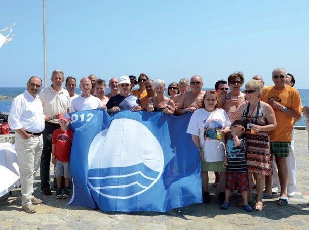 Nana Beach employees and guests stand proudly next to Drapanos Beach’s 2012 Blue Flag.