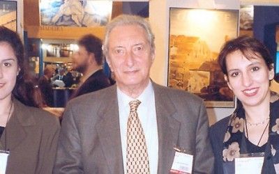 Yiannis Stefanides, president of the Hellenic Tourism Organization (EOT) with Kousathana Kalliopi of Hotel Argo in Mykonos and Elena Panagiotou of Divani Caravel Hotel of Athens, during Madrid's tourism fair, Fitur 2000.