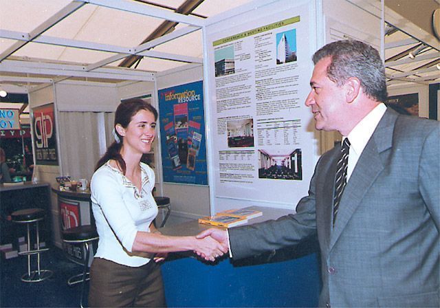 GTP’s Maria Theofanopoulos welcomes the mayor of Athens, Dimitris Avramopoulos, to Panorama 2000 and to the Greek Travel Pages’ stand.