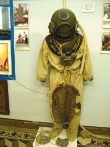 The standard diving suit or Skafandro, which replaced the "skin diving" method, which was introduced in the mid 1800's. Sponge diving brought wealth to the island but also caused casualties due to decompression sickness soon after the standard suit was introduced. According to research, between 1886 and 1910, some 10,000 divers died and 20,000 were disabled.