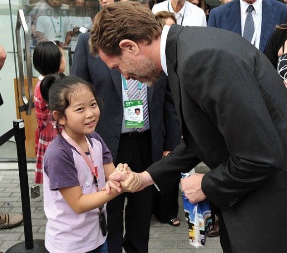 Culture and Tourism Minister Pavlos Geroulanos is seen here greeting a young visitor at the Greek pavilion during “Greek Tourism Week,” one of the main events of Greece’s participation in the Shanghai World Expo 2010. Mr. Geroulanos recently told the Greek press that out of 50 million Chinese tourists that travel the world each year, Greece welcomes only 25,000 of them. However, the minister underlined that if the visa issuing process for Chinese citizens is simplified then Greece could easily expect 250,000 Chinese tourists within two years.