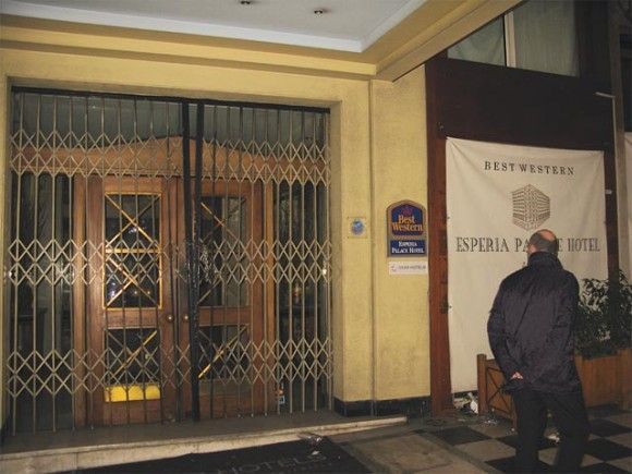The four-star Esperia hotel now stands locked on Stadiou Street, central Athens. Before the closure of Classical Acropol and Fashion House 2, Esperia and Kanigos 21 (Halkokondili street) were shut due to high rent and the impact of the economic crisis