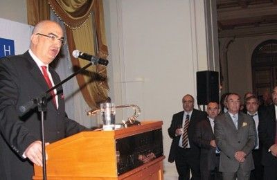 During the Hellenic Chamber of Hotels’ annual pita cutting ceremony, the chamber’s president, Yiorgos Tsakiris, said that more is expected from the government in order for a significant difference to be achieved for Greek tourism such as an improved promotion of the Greek tourism product and the adoption of a national strategy for aviation, conference tourism, shipping, etc.