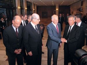 SETE’s former president, Nikos Angelopoulos (left), looks on as Prime Minister George Papandreou congratulates the association’s new president, Andreas Andreadis (right).