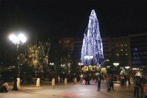 “There wasn’t even a Christmas tree. From the municipality they just threw some lights to blink on a cypress on Syntagma Square,” a representative of the Hellenic Association of Travel and Tourist Agencies (HATTA) told the press. Tourism professionals believe that the lack of a festive atmosphere in Athens was one of the main reasons visitors stayed away during the Christmas and New Year holidays.