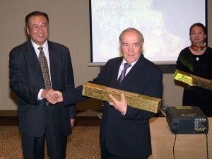 During the presentation of the Shaanxi province, Wang Zhiwen, deputy secretary of the Shaanxi Provincial Tourism Bureau, gave Dinos Mitsiou, chairman and CEO of Amphitrion Group of Companies, a Chinese painting scroll (made of Chinese silk) of Tang Dynasty style.