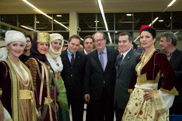 From left: Eftichios Vassilakis, vise president of Aegean Airlines; Panagiotis Nikas, Mayor of Kalamata Peloponnese; and Achilleas Constantakopoulos, managing director of TEMES, with members of the Lyceum of Greek Women who welcomed the first passengers from Munich at “Captain Vassilis Konstantakopoulos” Airport in Kalamata. “I am touched to see that the airport bearing the name of the late Captain Vassilis Konstantakopoulos will now be a base for one of our aircraft. Without his contribution, none of us would be standing here today,” r. Vassilakis said.