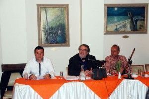 Lakonia Hotels Association President Dimtris Pollalis (center)