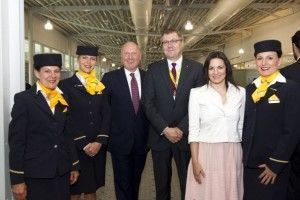Carsten Schaeffer, Vice President Sales and Services Southeast Europe, Africa and Middle East; Harro Julius Petersen, Lufthansa General Manager for Greece and Cyprus; and Olga Kefalogianni, Greek Tourism Minister, flanked by Lufthansa Cabin Crew.