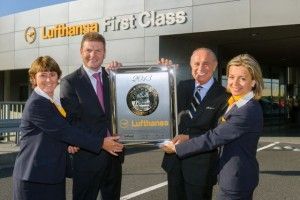 President and CEO of the AAHS Joseph Cinque (second from right) celebrates the award handover with Lufthansa CCO Jens Bischof (second from left) and two Lufthansa First Class Personal Assistants.