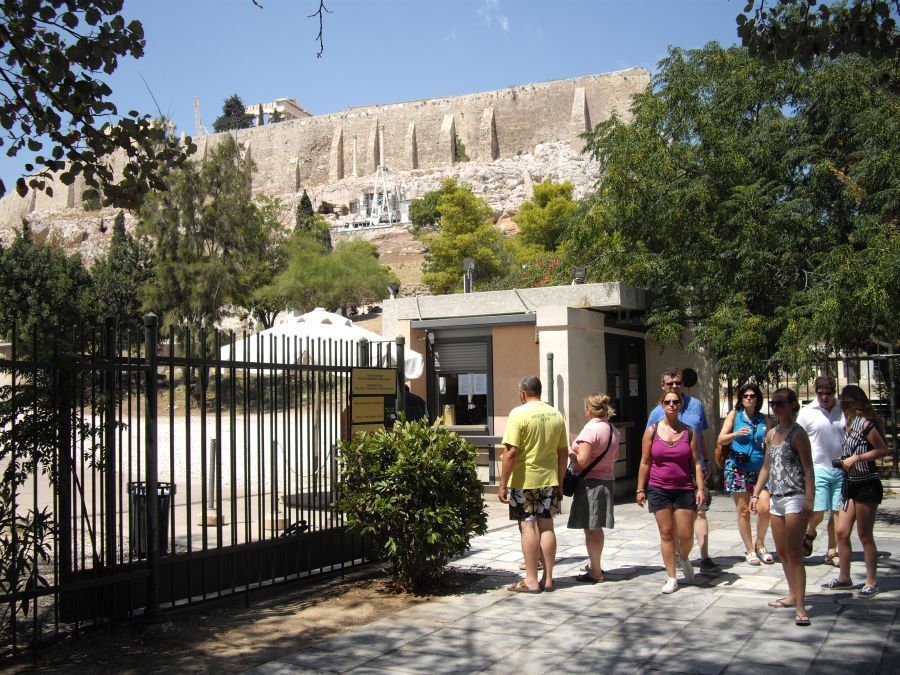 Tourists outside of Acorpolis site.