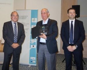 The managing director of the Porto Carras Grand Resort, Vassilis Vasilakis (center), received the EU Ecolabel from the program director of Shmile 2 in France, Remy-Antoine Conti (left) and the president of the Halkidiki Hotel Association, Grigoris Tassios (right). Photo: Porto Carras Grand Resort