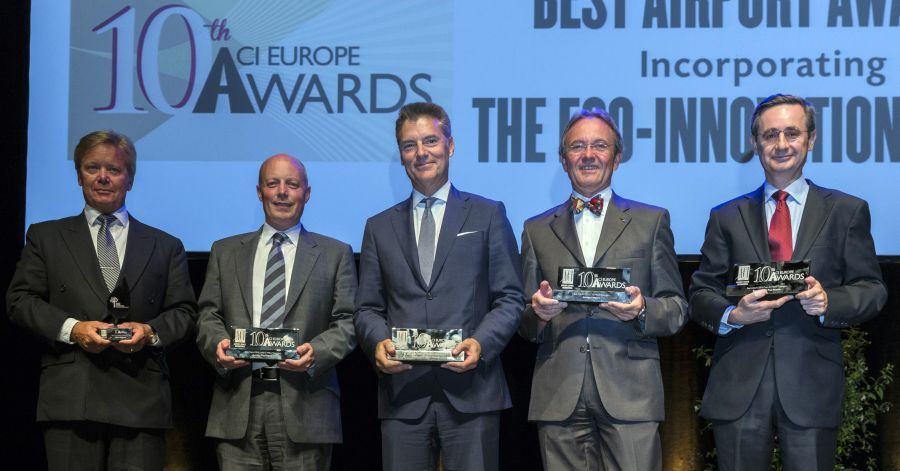 Athens International Airport CEO Yiannis Paraschis (center) with the award for Best Airport in Europe in the 10-25 million passenger category. Photo source: AIA