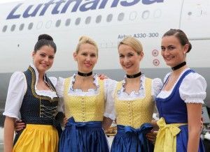 The photo shows (from left to right): Traditional folk costume worn by Lufthansa’s customer service staff, dirndl worn by Lufthansa German Airlines crew members and the traditional dress worn by Lufthansa CityLine flight attendants. Photo source: Lufthansa.