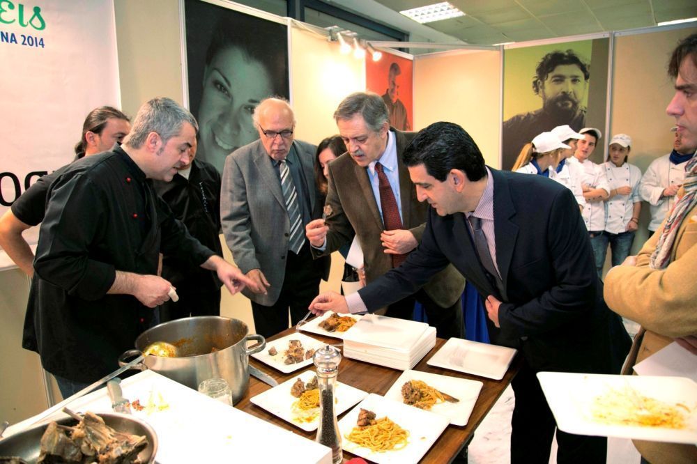 Deputy agricultural development minister Paris Koukoulopoulos tries goat stew made by ‘Tilemachos’ restaurant’s Yiorgos Tsiligris as festival organizer Dionysis Koukis and the ministry’s general secretary Moschos Korasidis look on.