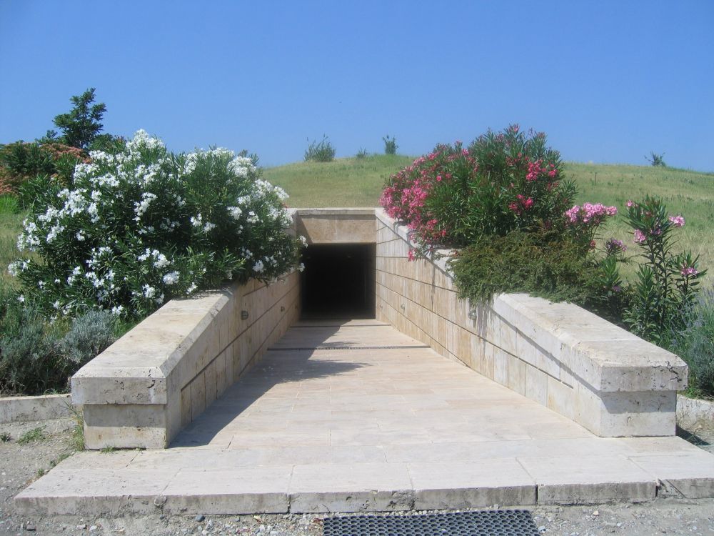The entrance to the Royal Tombs and the on-site museum of Vergina. Photo © wikipedia.org