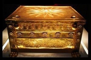 The gold larnax that contained the charred bones of king Philip II. Photo © Wikimedia Commons