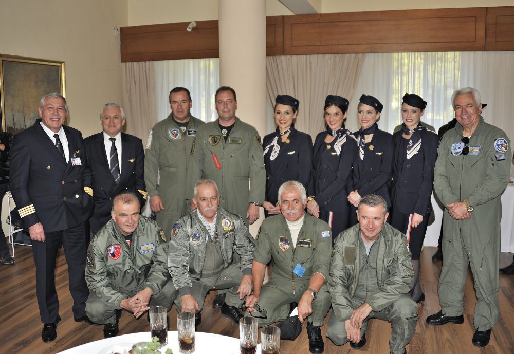 AEGEAN's pilots and cabin crew with pilots of the Greek Air Force.