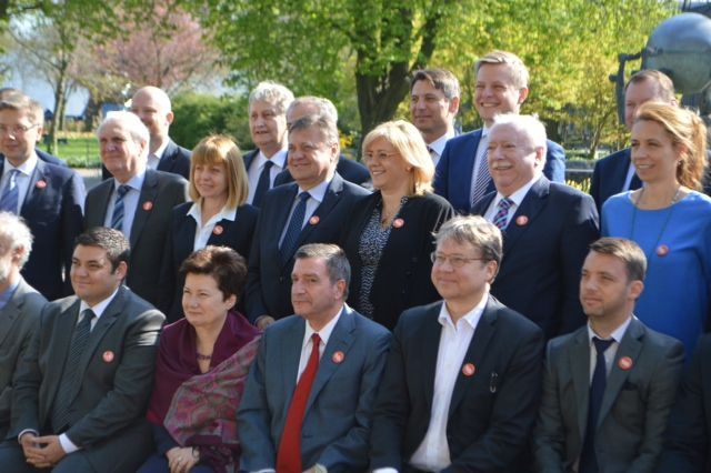 Athens Mayor Giorgos Kaminis (center, bottom row) with the mayors of the 28 EU capitals.