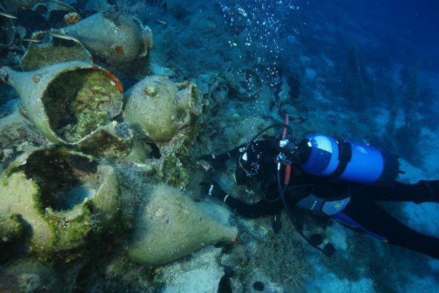 Besides sunken ships, hundreds of individual finds, such as pottery amphorae and cooking pots, were also found.