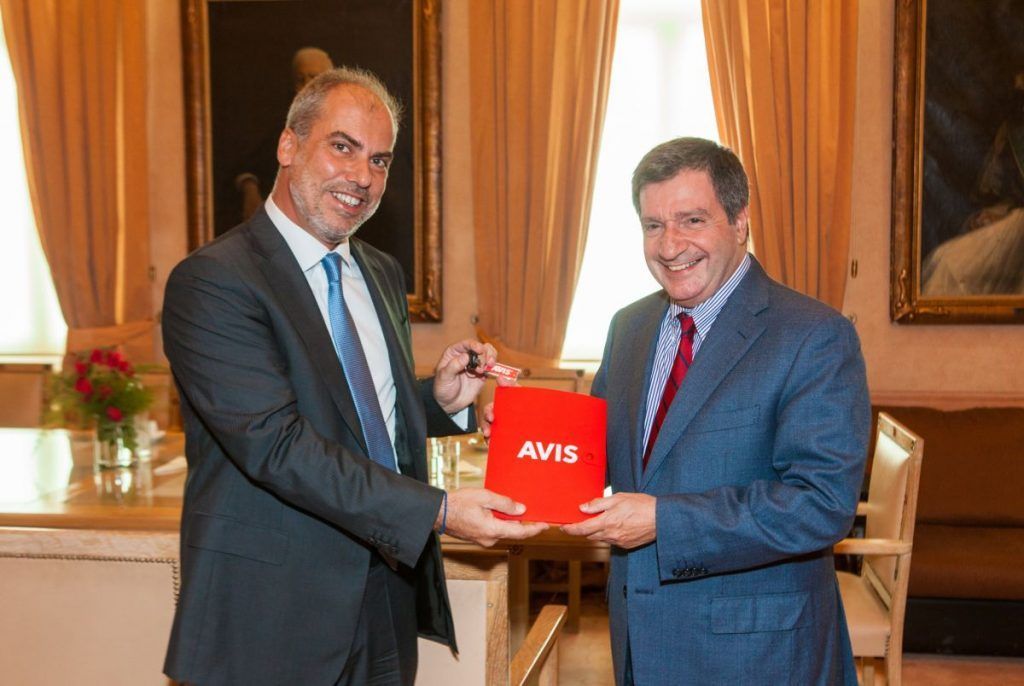 Avis Hellas' managing director, Andreas Taprantzis handing Athens Mayor Giorgos Kaminis the key to the vehicle which is to be used by the Municipality for the transport of first aid supplies to refugees.
