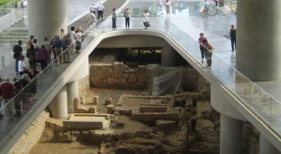 A city under the city: Excavation at the Acropolis Museum Photo: © Wikimedia Commons