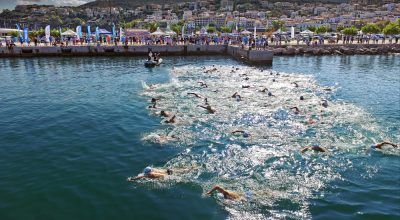 Η εντυπωσιακή εκκίνηση των κολυμβητών του Navarino Challenge αφήνοντας πίσως τους το πανέμορφο λιμάνι της Πύλου (photo credit: Loukas Hapsis).