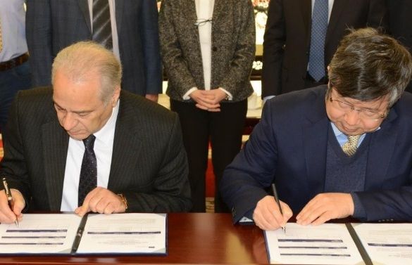 TEI of Athens President, Michalis Bratakos and Zhengzhou University Rector, Liu Jiongtian sign the Erasmus+ bilateral agreement.
