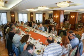 Hellenic Hotel Federation President, Yiannis Retsos, discussing developments in the Greek tourism sector with Greek journalists.