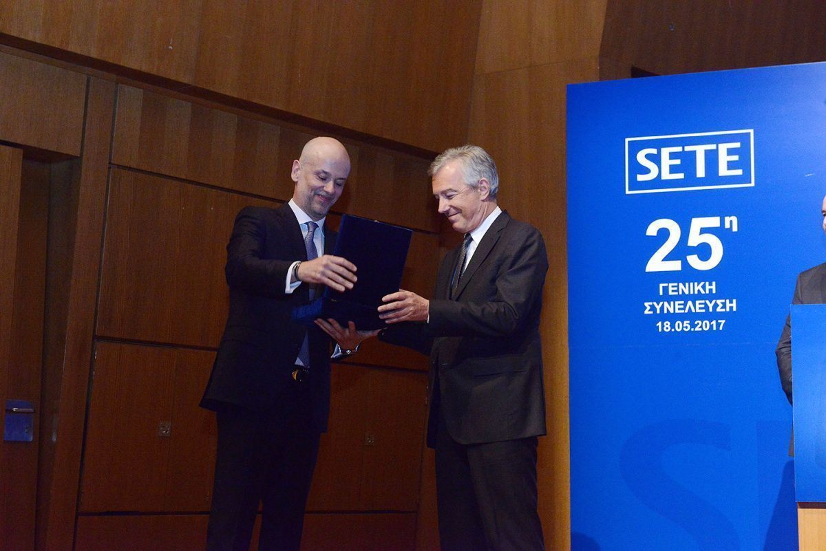 SETE’s new president Yiannis Retsos looks on as Andreas Andreadis receives an honorary gift for his contribution to the Greek tourism sector, during the open session of the confederation’s 25th general assembly in Athens. Photo source: SETE