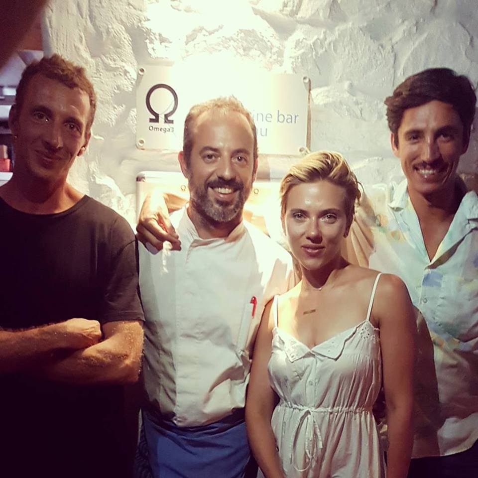 Scarlett Johansson at the Omega3 restaurant on Sifnos. Photo source: Omega3/Facebook