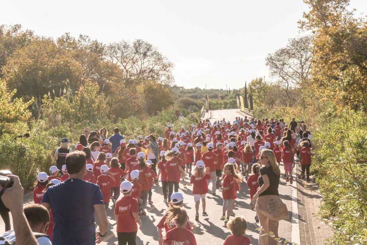 Massive participation of kids in the 1km running route of Navarino Challenge (photo by Mike Tsolis).