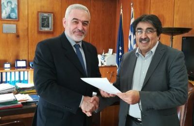 Alexandros Aravanis, Athens International Airport Chief Operations Officer / Delegate Accountable Manager receiving the safety certificate from Hellenic Civil Aviation Authority Governor Konstantinos Linzerakos.