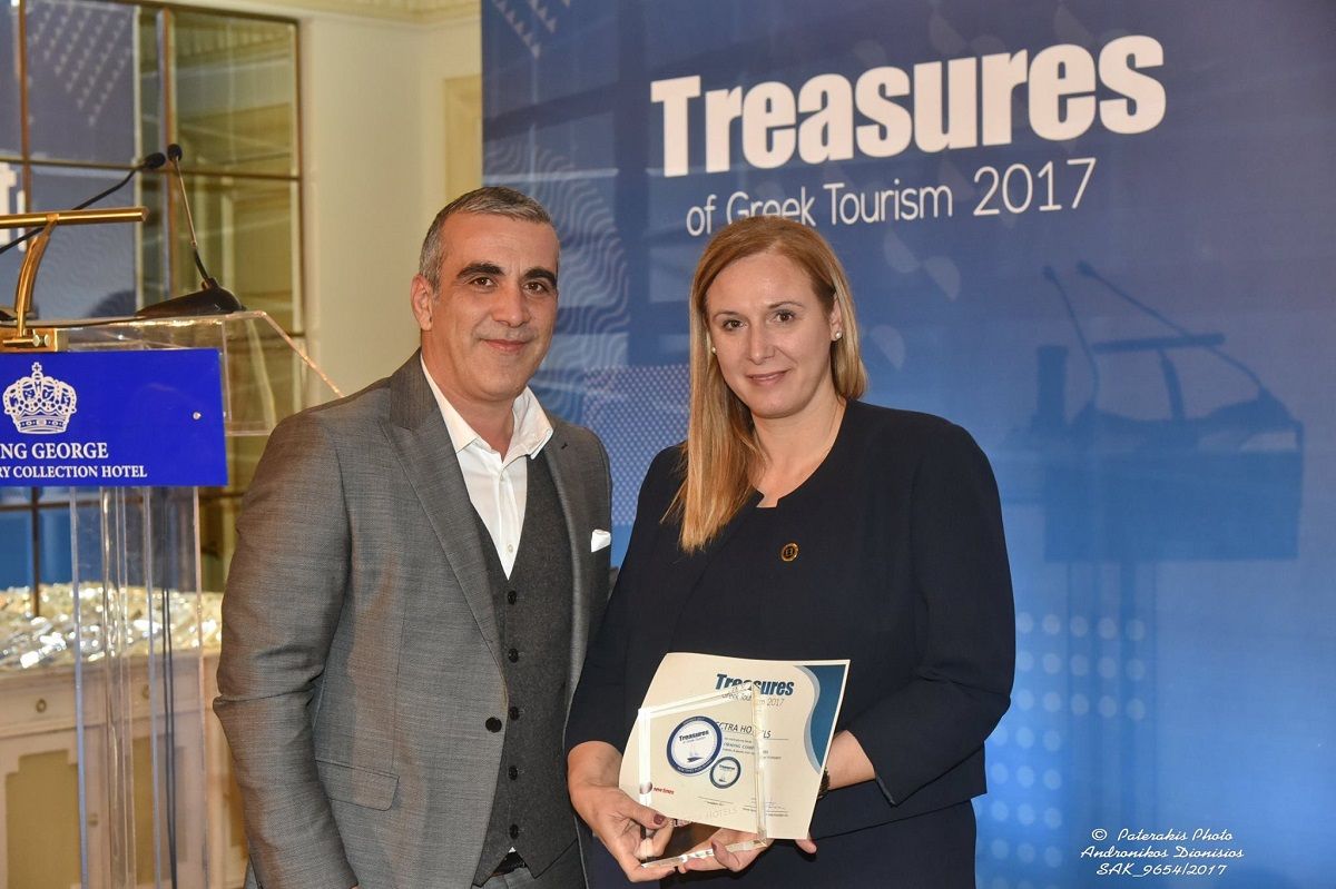 Kalliopi Karantemiri, human resources director at ‎Electra Hotels and Resorts, received the "Treasures of Greek Tourism 2017" award.