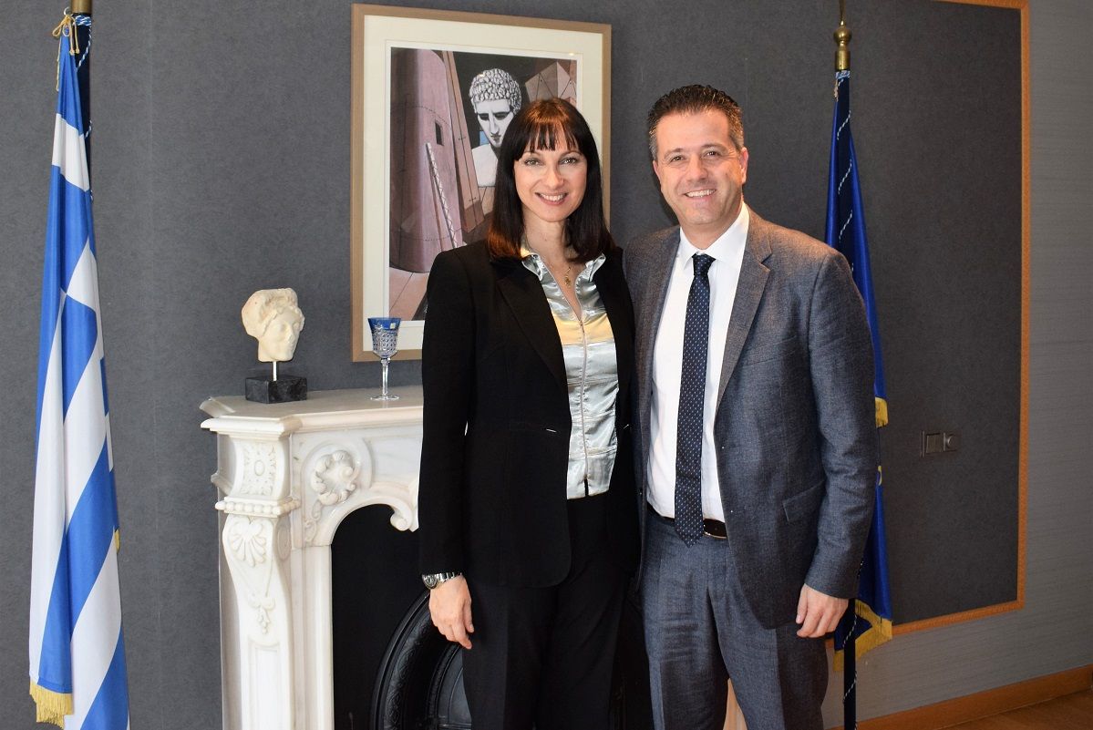 Tourism minister Elena Kountoura and Hellenic Hoteliers Federation (POX) president Grigoris Tasios.