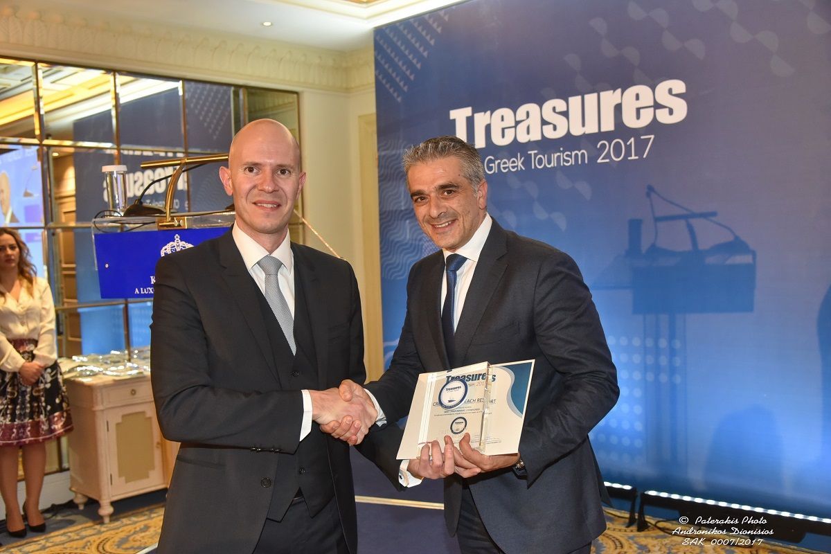Creta Maris Beach Resort general manager Nikos Vlassiadis received the award from Sani Resort sales and marketing manager Antonis Avdelas.