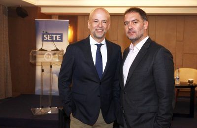 Greek Tourism Confederation (SETE) president Yiannis Retsos and Hellenic Chamber of Hotels (HCH) president Alexandros Vassilikos. Photo Source: SETE