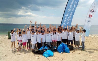 HELMEPA member Minoan Lines arranged a clean-up earlier this month at Freatida beach in Piraeus, with the aid children and teachers from the 2nd primary school of Nea Smyrni.