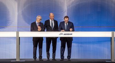 AEGEAN Chairman Eftichios Vassilakis, the company’s CEO Dimitris Geroyiannis and Airbus Chief Executive Officer Tom Enders sign the agreement.