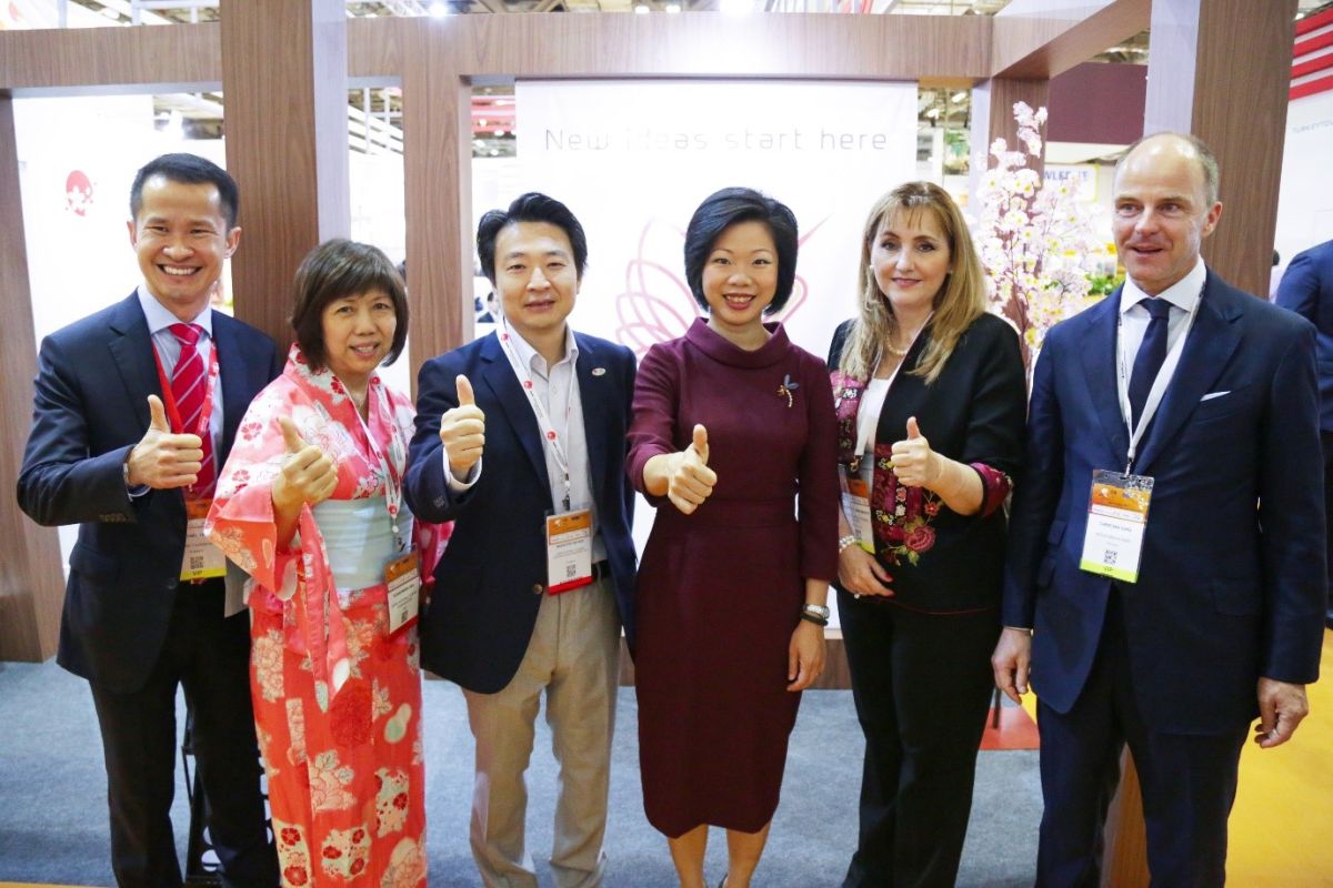 ITB Asia 2017: Lionel Yeo, CEO of Singapore Tourism Board; Susan Maria Ong, MICE Director Asia Pacific, Japan National Tourism Organization; Masatoshi Miyake, Executive Director Singapore, Japan National Tourism Organization; Ms Sim Ann, Senior Minister of State, Ministry of Culture, Community and Youth & Ministry of Trade and Industry; Mrs Gloria Guevara, President and CEO of World Travel & Tourism Council; Dr Christian Goke, CEO of Messe Berlin.