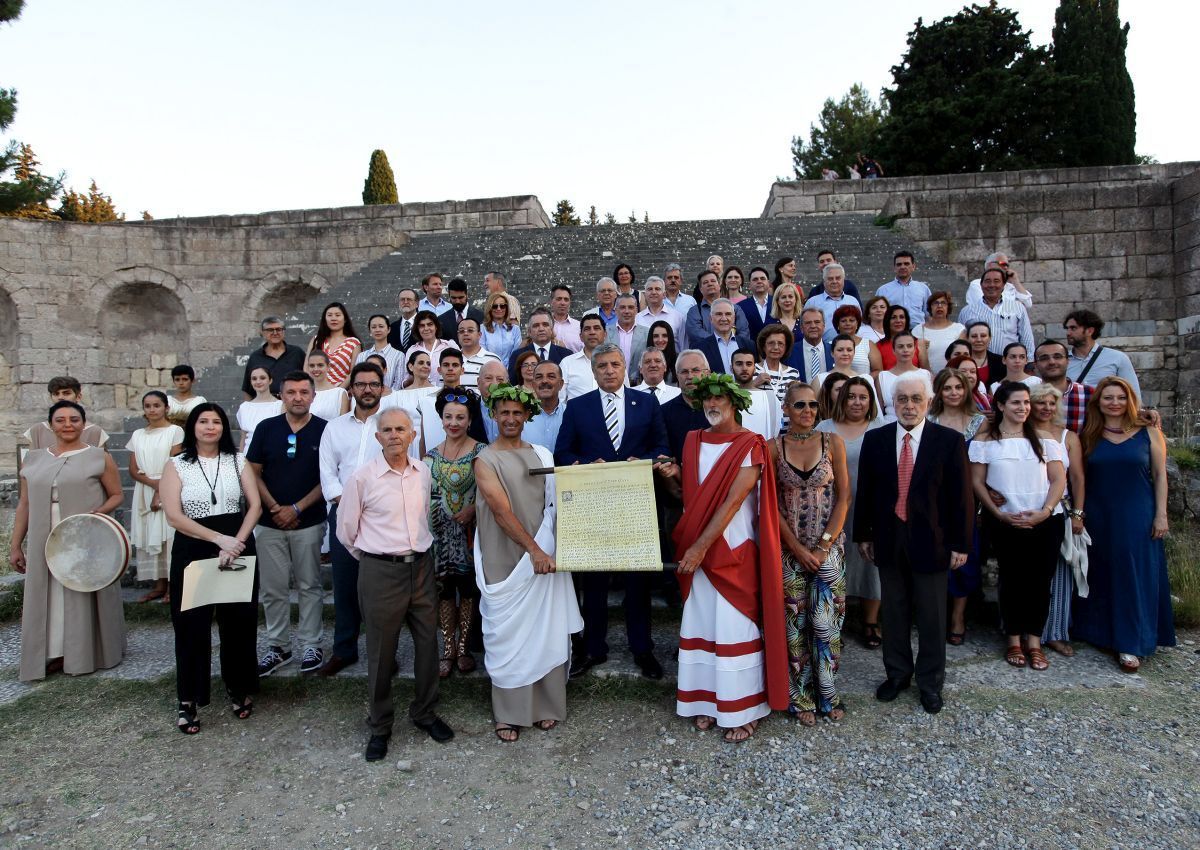 KEDE President George Patoulis with doctore and chairmen of medical associations of the world at the Asklepieion of Kos site.