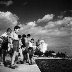 On the promenade, 1950-58. Photo © Sokratis Iordanidis Archive / Thessaloniki Museum of Photography / Source: Museum Europäischer Kulturen