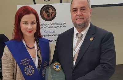 Maria Lougari and Antonis Nikoloudakis, the people behind the Eucalyptos Restaurant received the award.