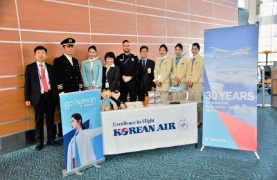 Korean Air’s regional manager in Vancouver, Lim Young Don (fourth from the right), and Vancouver Airport Station Manager, Kim Chang Woo (first from the left) pose together with flight attendants and airport employees at Vancouver International Airport.