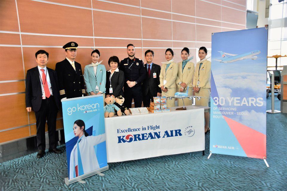Korean Air’s regional manager in Vancouver, Lim Young Don (fourth from the right), and Vancouver Airport Station Manager, Kim Chang Woo (first from the left) pose together with flight attendants and airport employees at Vancouver International Airport.