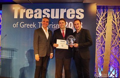 GNTO President Charalambos Karimalis (left) and Rhapsody Travel's George Paliouras (center).